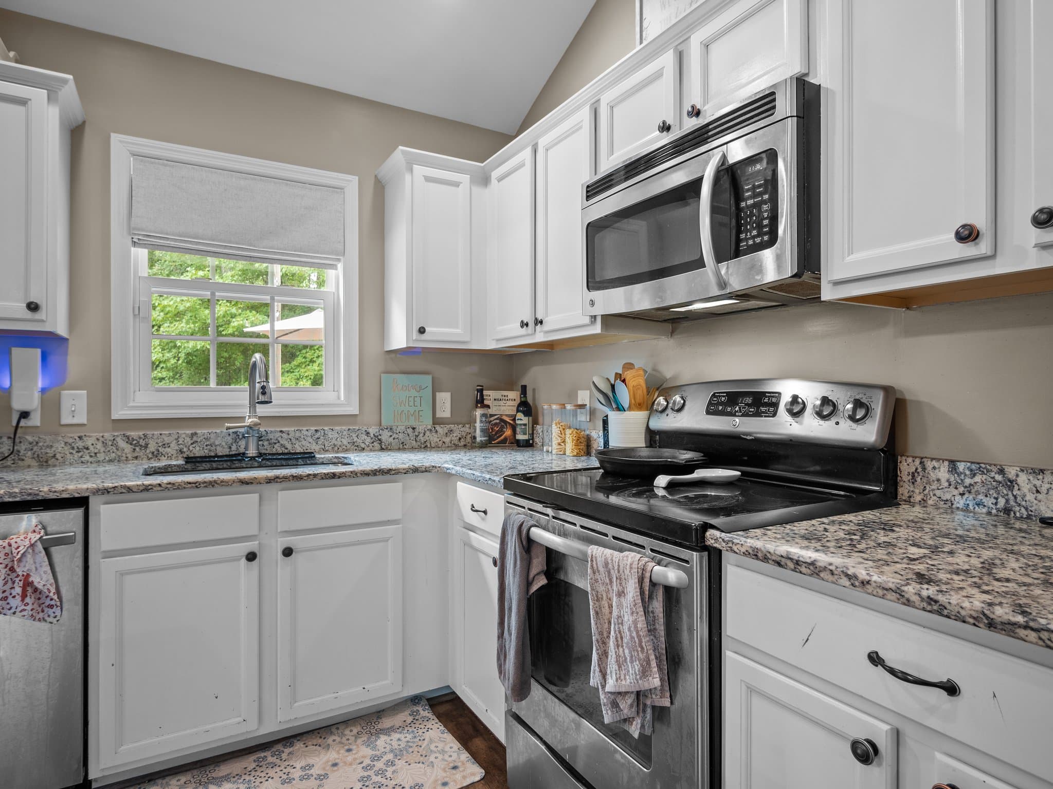 Modern kitchen with granite countertops in Jacksonville NC